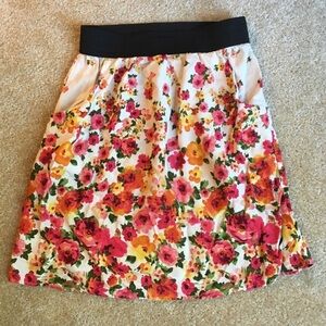 Bee Stitched women’s floral skirt with pockets